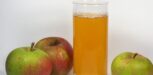 Glas Apfelsaft mit Äpfeln