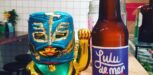 Winkekatze mit Maske und Flasche Lulu de Mer