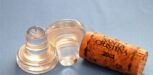 Glas Stopfen und Wein Korken
