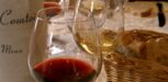 Gläser Rotwein und Weisswein