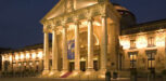 Kurhaus Wiesbaden bei Nacht angeleuchtet