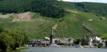 Mosel bei Bernkastel mit Weinbergen
