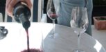 Rotwein einschenken