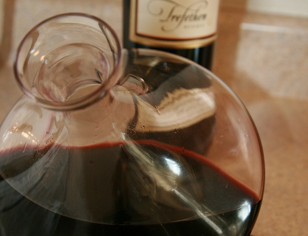 Dekantieren von Wein