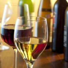 Rotwein Weisswein Glaeser Flaschen