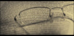 Buchseite und Brille