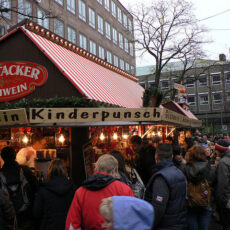 Weihnachtsmarkt mit Glühweinstand