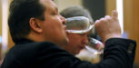 Mann trinkt Wein