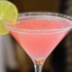 Cosmopolitan Cocktail mit Zuckerrand und Limette