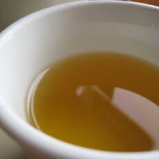 Grüner Tee in der Schale