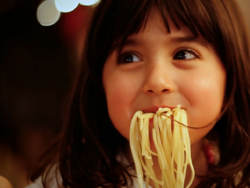 Spaghetti essendes Kind