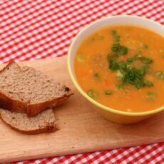 Linsensuppe mit Brot
