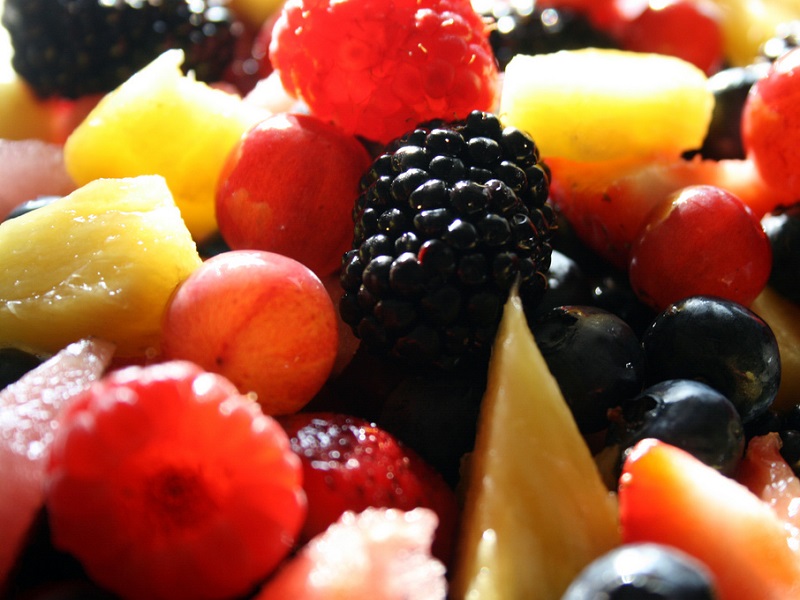 Selbstgemachter Obstsalat mit Krokant