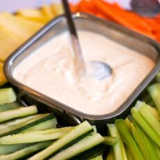 Rohkostplatte mit Dipsoße