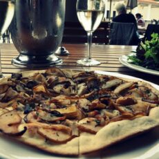 Vegane Pizza beim Restaurantbesuch