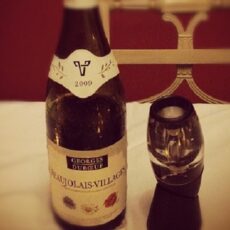wein-aerator-und-eine-flasche-beaujolais