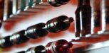 Weinregal mit einem Sortiment an Weinflaschen