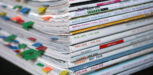 Ein Stapel Weinmagazine