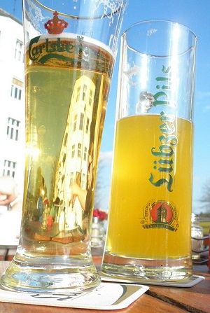 Biergläser Carlsberg und Lübzer Pils