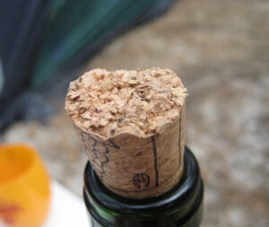 Angebrochener Korken in einem Weinflaschenhals