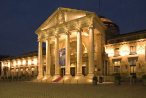 Kurhaus Wiesbaden bei Nacht angeleuchtet
