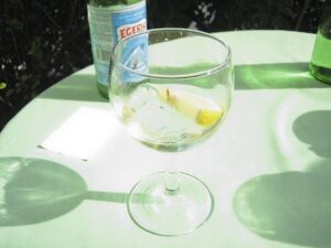 Mineralwasser mit Zitrone