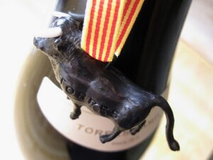 Spanische Rotwein Flasche mit Stier
