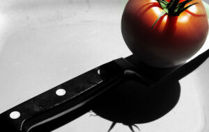 Messer und Tomate