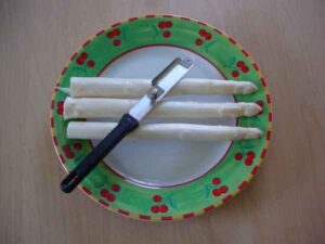 Weißer Spargel mit Spargel Schälmesser