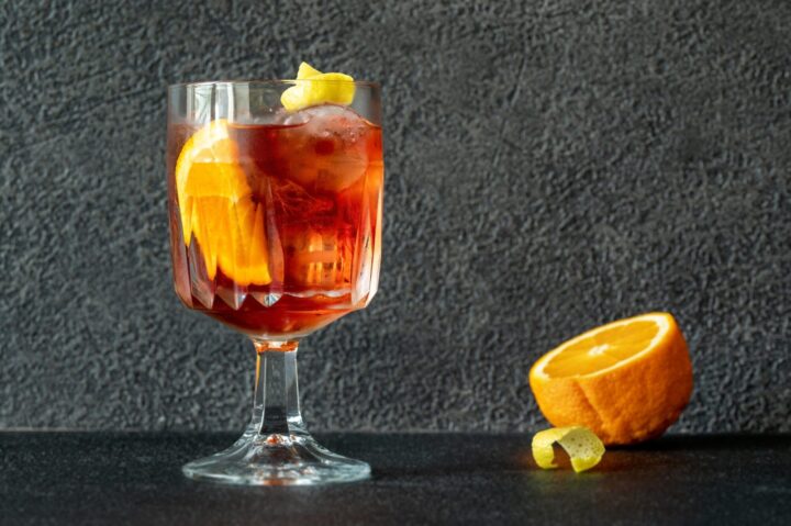 Americano Cocktail im Glas, neben einer halben Orange