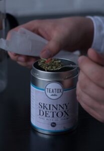 Detox Tee wird in den Teebeutel gefüllt