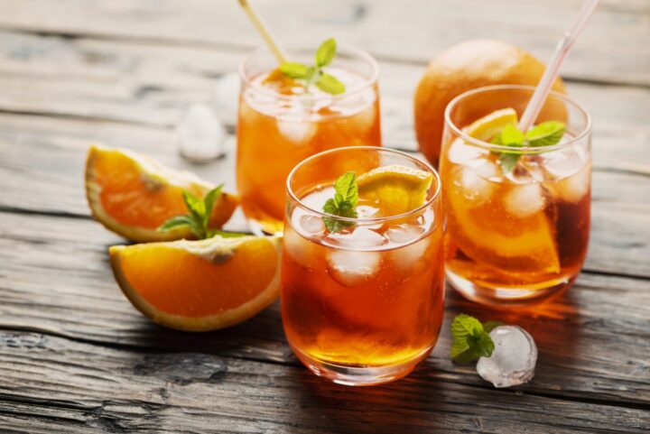 Drei Gläser Aperol Spritz mit Orangen