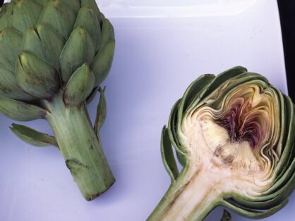 Artischockenherzen mit Erbsen: Der leichte Salat