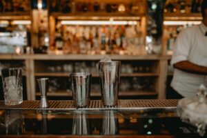 Cocktailshaker auf einer Bar
