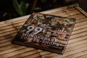 Das Coffe-Table-Book “99 Wunderbare Coffee-Shops” von Theresa Schlage auf einem Tisch