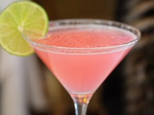 Cosmopolitan Cocktail mit Zuckerrand und Limette