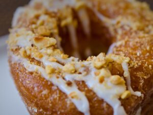 Cronut mit Haselnusskrokrant