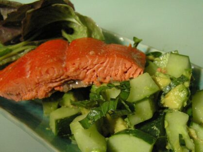 Lachs gebraten auf Dill-Gurkengemüse