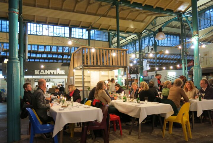 Gedeckte Tische in der Markthalle Neun