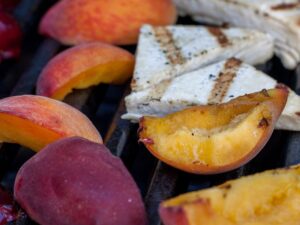 Gegrillte Pfirsiche mit Tofu