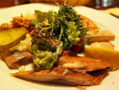 Geräucherte Forelle und Aal als Salat
