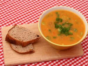 Linsensuppe mit Brot