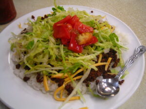 Ein Teller mit Okinawa Taco Rice