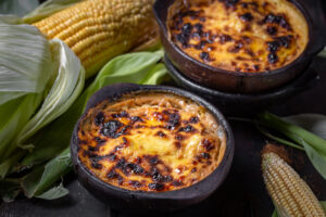 Lateinamerikanische Maispastete. Chilenischer Pastel de Choclo in einer Tonschale.