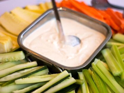 Rohkost-Käse-Platte mit Dips