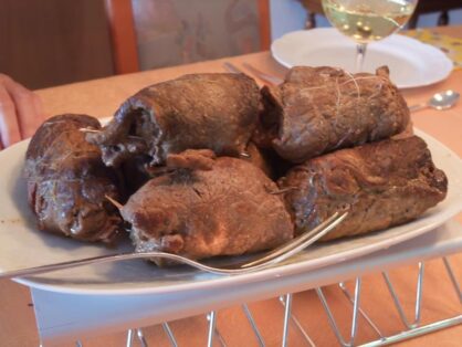 Schweinerouladen gefüllt mit Kalbsbrät auf Weinsauerkraut