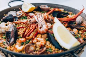 Meeresfrüchte-Paella in der Bratpfanne