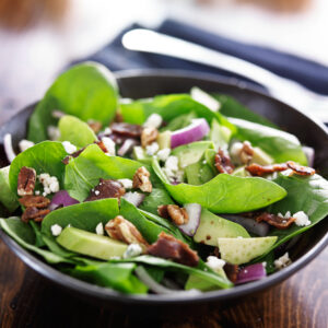 Avocado-Spinat-Salat mit Feta-Käse, Pekannüssen und Speck