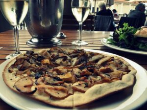 Vegane Pizza beim Restaurantbesuch