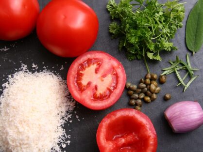 Gefüllte Tomaten auf gedünstetem Lauchgemüse
